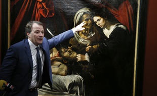 Le commissaire-priseur toulousain Marc Labarbe, en avril 2016, lors de la présentation du tableau "Judith et Holopherne" attribué au Caravage.