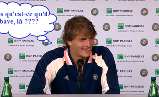 Zverev regarde amoureusement son nouveau pote journaliste.