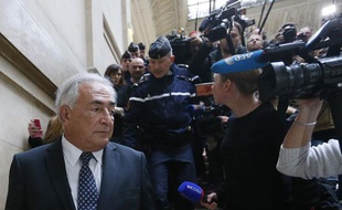 L'ancien chef du FMI, Dominique Strauss-Kahn, quitte le palais de justice de Paris le 26 février 2013.