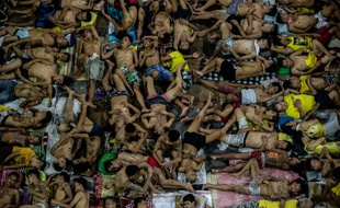 Des détenus dorment les uns sur les autres sur le terrain de basket dans la prison surpeuplée de Quezon City, à Manille, le 19 juillet 2016