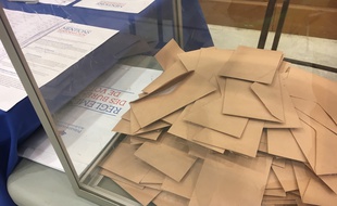 Illustration d'un bureau de vote.