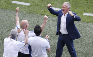 Didier Deschamps fête la qualification contre l'Irlande avec son staff.