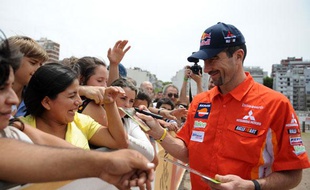 Le pilote français de Mitsubishi, Luc Alphand, à Buenos Aires, juste avant du départ du Dakar, le 2 janvier 2009.