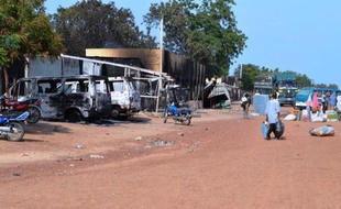 Quarante étudiants qui dormaient dans le dortoir de leur collège ont été tués dimanche matin dans une attaque du groupe islamiste Boko Haram, dans le nord-est du Nigeria.