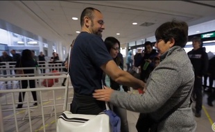 Capture d'écran vidéo CNN de la rencontre de Travis Tolliver et sa mère biologique à l'aéroport de Santiago du Chili, le 25 mai 2015.