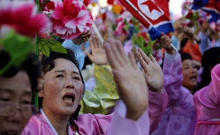 Des Nord-Coréennes en larmes en passant devant leur président Kim Jong-Un à Pyongyang, le 10 octobre 2015.