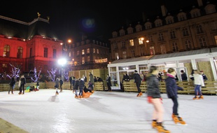 La patinoire installée pour Noël sur la place du Parlement, à Rennes, ici le 22 décembre 2017.