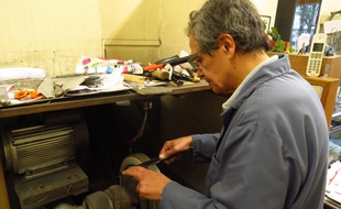 Gérard Krief, dans sa coutellerie située au 181 rue d'Alésia dans le 14ème arrondissement de Paris.