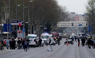 Des policiers turcs bloquent une route menant au QG de la police à Istanbul, le 1er avril 2015 après une attaque