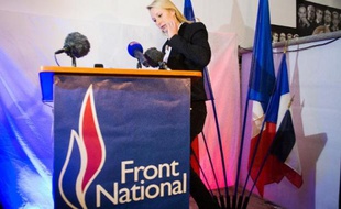 La députée FN, Marion Maréchal-Le Pen, sur le point de s'exprimer après les résultats du 1er tour des départementales, le 22 mars 2015 à Carpentras, dans le département du Vaucluse que le parti d'extrême-droite espère emporter au 2e tour