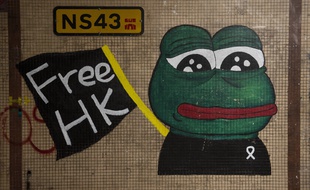 Avec ses yeux exorbités et sa large bouche, "Pepe la grenouille" connaît une nouvelle vie à Hong Kong