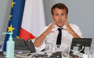 Le 6 mai 2020, à l'Elysée, Emmanuel Macron annonce les premières mesures envisagées pour soutenir le milieu culturel.