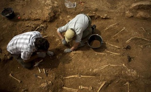 Méticuleusement, les archéologues époussettent la terre: ils viennent de mettre au jour vendredi quelques uns des 125 squelettes de victimes du franquisme jetées entre 1936 et 1949 dans une fosse commune du village andalou de Teba, l'une des plus grandes jamais découvertes en Espagne.