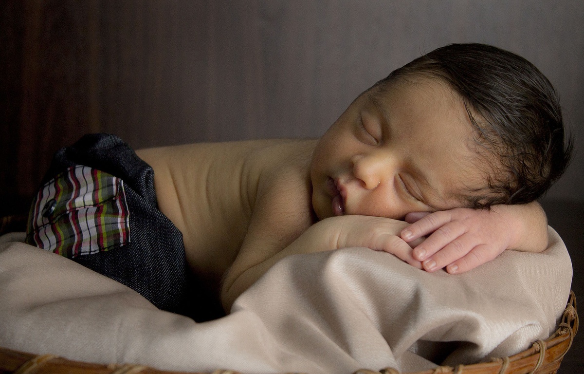 Sommeil: Donner de la nourriture solide à un bébé de moins de 6