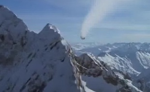 Une scène de "Demain ne meurt jamais", tournée dans le ciel des Pyrénées.