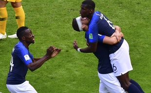 Pogba, Giroud et Matuidi fêtent le deuxième but des Bleus contre l'Australie, le 16 juin 2018 à Kazan.
