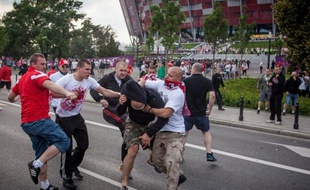 La phase de groupes achevée mardi permet de dresser un premier bilan de l'Euro-2012 où, contrairement à l'idée reçue d'avant tournoi, les choses se sont bien passées en Ukraine, tandis que la fête a été un peu ternie en Pologne entre faits d'hooliganisme et racisme.