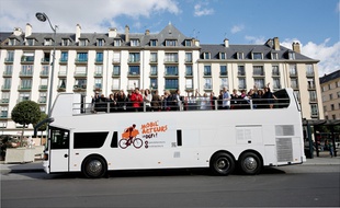 Des mobil'acteurs défilent dans les rues de Rennes.