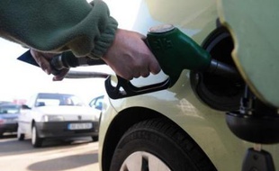 Le gouvernement a annoncé jeudi avoir mis en place un plan spécial pour le week-end très chargé de la Toussaint afin d'améliorer l'approvisionnement des stations-service dont 85% étaient ouvertes dans le pays, selon un communiqué.
