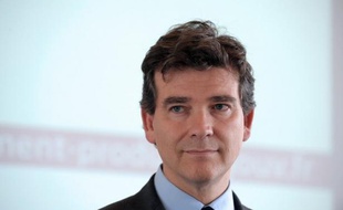 Le ministre du Redressement productif, Arnaud Montebourg, a appelé jeudi au "patriotisme économique", en particulier par la solidarité entre grands groupes et PME, pour reconstituer l'industrie française et s'attaquer au déficit commercial.