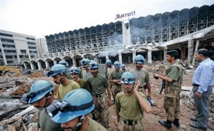 Les secouristes cherchaient dimanche d'autres corps au lendemain de l'attentat suicide au camion piégé qui a déjà tué 60 personnes dans l'hôtel de luxe Marriott d'Islamabad, capitale d'un Pakistan en proie à une vague d'attentats commis par des islamistes proches d'Al-Qaïda.