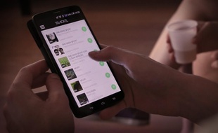 Une personne en train d'utiliser l'application