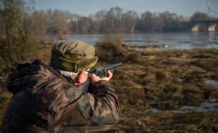 Un chasseur en train de viser, à Vouvray (Indre-et-Loire).