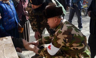 Services de secours chinois après un un séisme de magnitude 6,8 dans la province du Xinjiang, à l'ouest du pays, le 13 février 2014