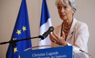 Le PIB français a reculé au deuxième trimestre pour la première fois depuis fin 2002, conséquence du ralentissement économique mondial, ce qui met à mal les prévisions de croissance du gouvernement et alimente les craintes d'une récession.