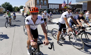 Lance Armstrong s'est lancé dans une tournée caritative.