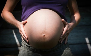 Une femme enceinte le 18 avril 2011 à Ygos-Saint-Saturnin en France.
