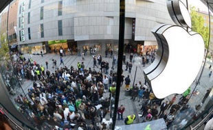Apple a annoncé mardi un recul de son bénéfice net trimestriel, ce qui n'était plus arrivé depuis près de dix ans, mais a parallèlement promis de reverser une cagnotte à ses actionnaires, une tentative pour tenter d'enrayer la chute du titre en Bourse ces derniers mois.