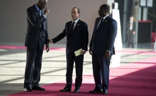 Le président français François Hollande (c) s'entretient avec le secrétaire général de la Francophonie Abdou Diouf (g) sous le regard du président sénégalais Macky Sall, le 29 novembre 2014 à Dakar