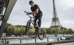 Matthias Dandois, quadruple champion du monde de flat en BMX, à Paris le 5 septembre 2015.