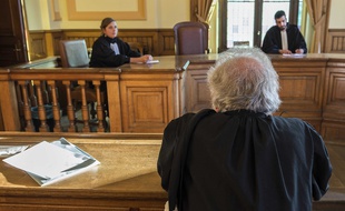 Un avocat dans un tribunal avec les justiciables (illustration)
