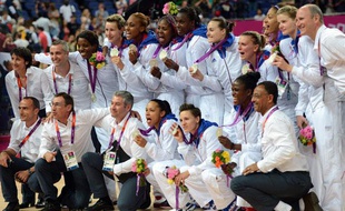 Les joueuses de l'équipe de France de basket, médaillées d'argent aux Jeux olympiques de Londres, le 11 août 2012.