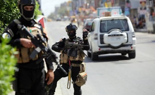 Des membres des forces anti-terroristes surveillent Bagdad le 29 avril 2014