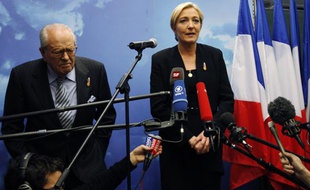 Jean-Marie Le Pen et sa fille Marine après l'élection de cette dernière à la tête du FN le 16 janvier 2011 à Tours.