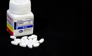 L'anti-cholestérol Lipitor du laboratoire américain Pfizer, médicament le plus vendu au monde, voit mercredi son brevet expirer, faisant entrer dans le domaine générique cette statine, une molécule qui a révolutionné le traitement des maladies cardio-vasculaires depuis 20 ans.