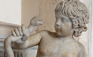 Une statue d'Hercule le représentant tuant un serpent.