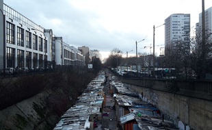 Ce bidonville était installé depuis des mois sur une voie de chemin de fer désaffectée dans le nord de Paris.