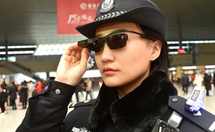 Une policière chinoise porte des lunettes intelligentes avec un système de reconnaissance faciale