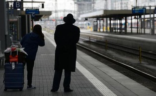 Des passagers attendent un train sur le quai de la gare de Munich, le 6 novembre 2014, en Allemagne, pendant la grève des conducteurs de la Deutsche Bahn