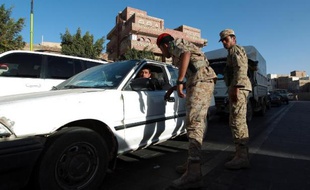 Treize personnes, dont trois enfants, ont été tuées vendredi lorsque un char de l'armée a tiré des obus sur une tente funéraire dressée dans une école dans le sud du Yémen, ont indiqué des témoins et une source médicale à l'AFP.