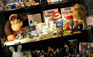 Comme pour le cinéma, le jeu vidéo engendre des quantités de produits dérivés. Les figurines des héros sont très convoitées par les fans et les collectionneurs.