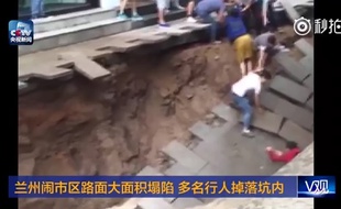 Un trou a emporté des passants dans la ville de Lanzhou en Chine