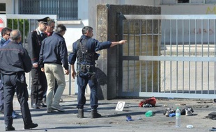 Deux personnes ont été interrogées par la police de Brindisi (sud-est de l'Italie) dans le cadre de l'enquête sur l'attentat qui a tué une élève et en a blessé cinq autres samedi matin devant un lycée de la ville, a indiqué dimanche le site internet du Corriere della Sera