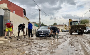 Des habitants de Marseille devant chez eux après les intempéries