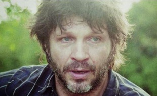 Bertrand Cantat dans la vidéo illustrant la sortie du single de Détroit «Droit dans le soleil».