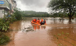 Opération de secours à Chiplun (Maharashtra) en Inde le 23 juillet 2021.